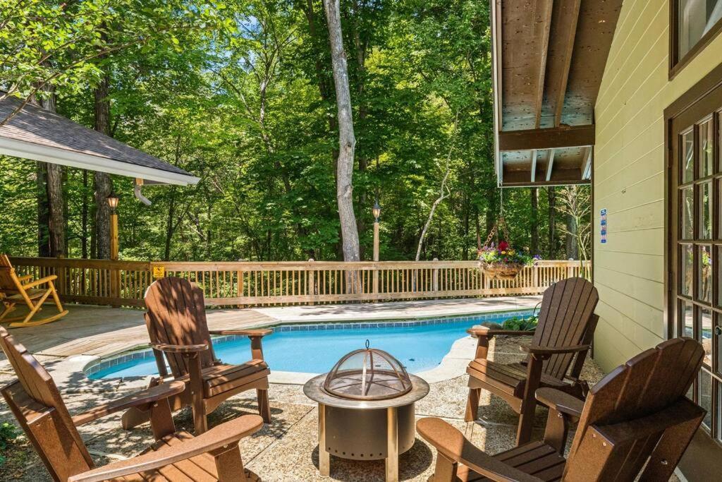 Bourbon Hollow Lodge With Hot Tub And Pool Plus Game Room Only 5 Min To Downtown 개틀린버그 외부 사진