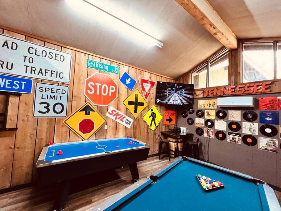 Bourbon Hollow Lodge With Hot Tub And Pool Plus Game Room Only 5 Min To Downtown 개틀린버그 외부 사진