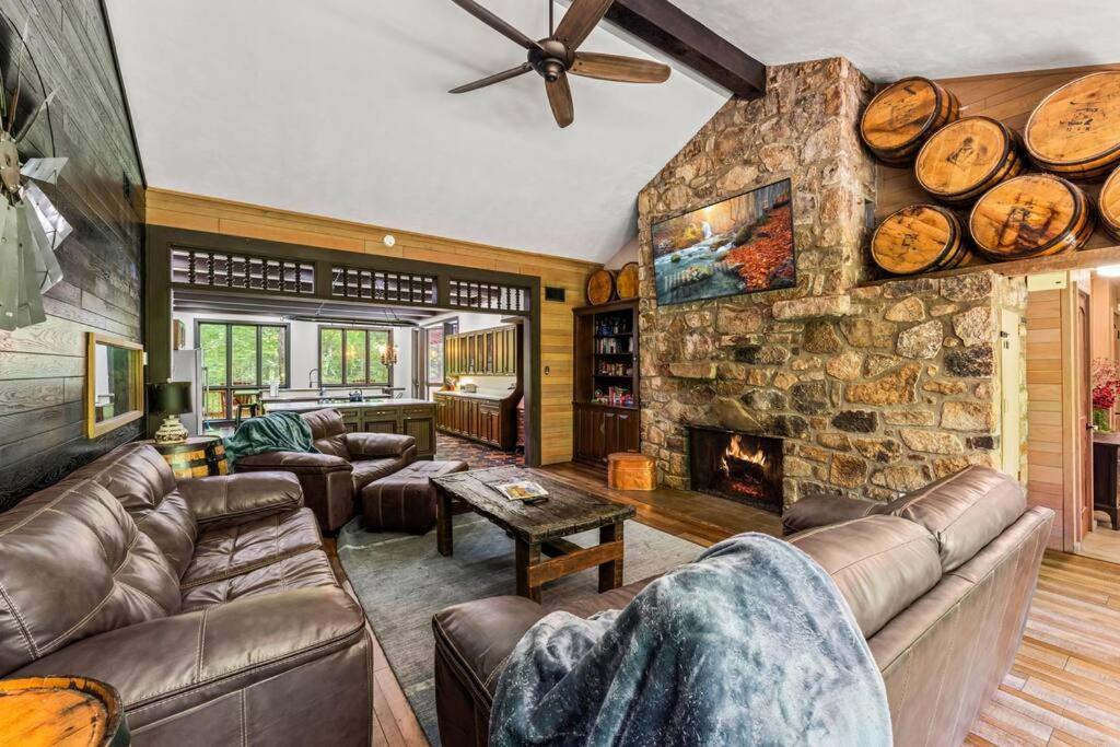 Bourbon Hollow Lodge With Hot Tub And Pool Plus Game Room Only 5 Min To Downtown 개틀린버그 외부 사진