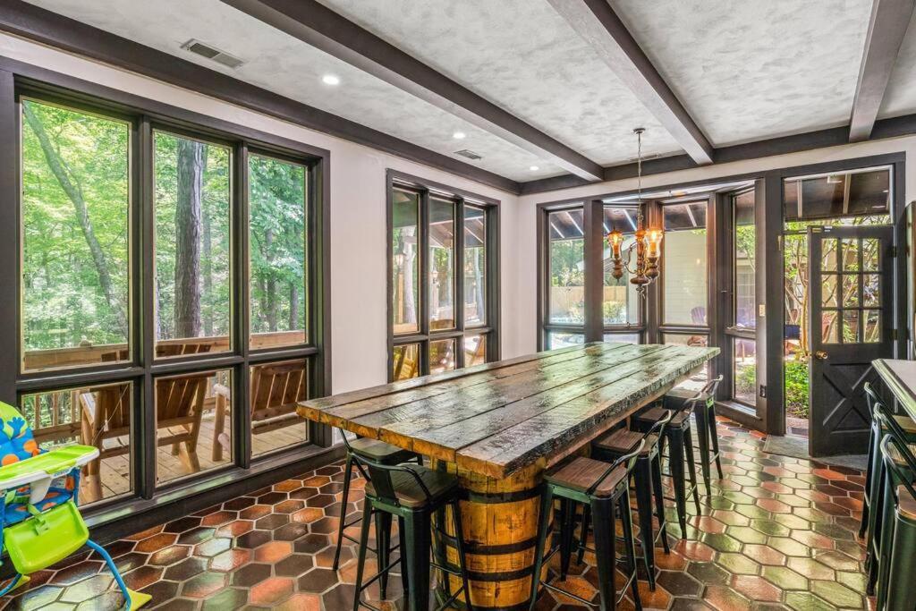 Bourbon Hollow Lodge With Hot Tub And Pool Plus Game Room Only 5 Min To Downtown 개틀린버그 외부 사진
