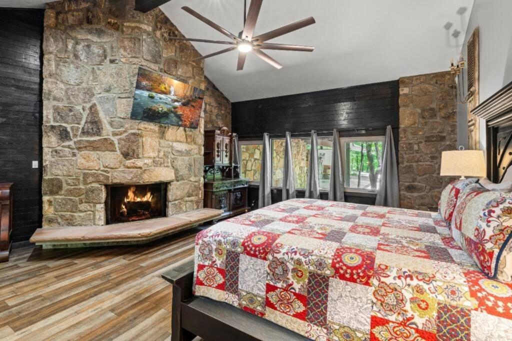Bourbon Hollow Lodge With Hot Tub And Pool Plus Game Room Only 5 Min To Downtown 개틀린버그 외부 사진