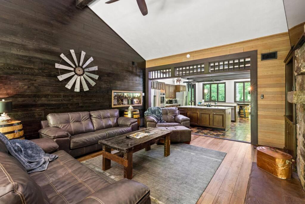Bourbon Hollow Lodge With Hot Tub And Pool Plus Game Room Only 5 Min To Downtown 개틀린버그 외부 사진