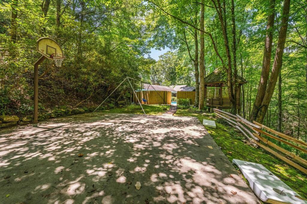 Bourbon Hollow Lodge With Hot Tub And Pool Plus Game Room Only 5 Min To Downtown 개틀린버그 외부 사진