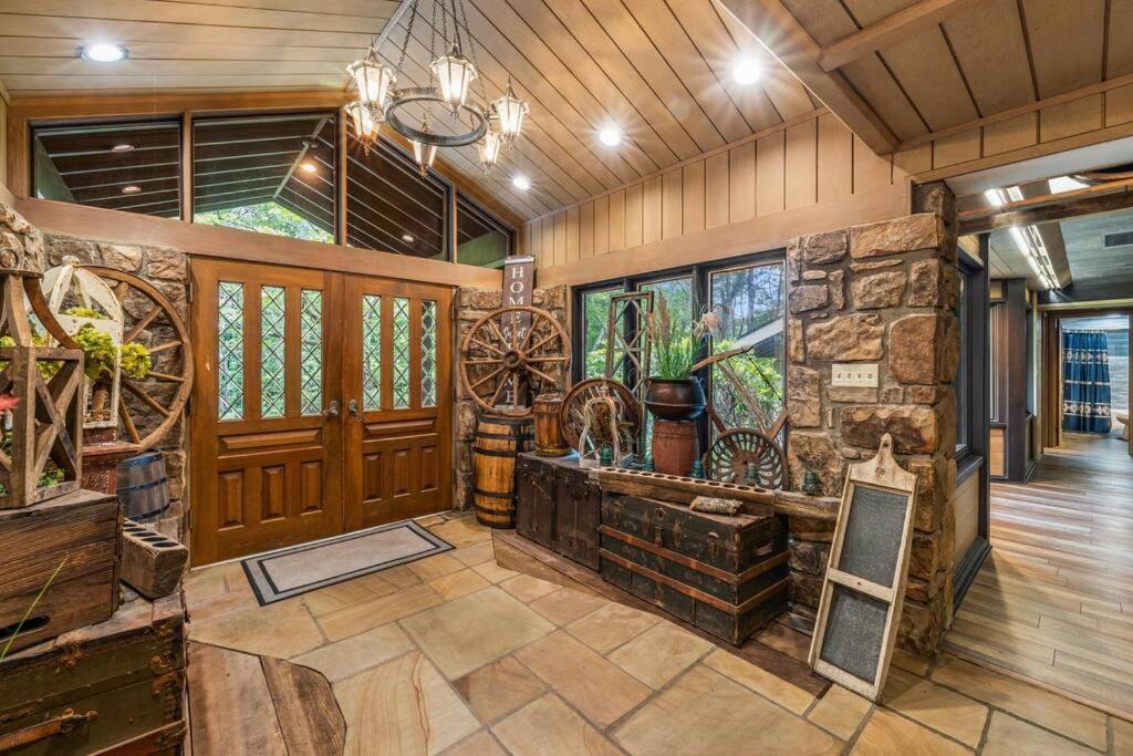 Bourbon Hollow Lodge With Hot Tub And Pool Plus Game Room Only 5 Min To Downtown 개틀린버그 외부 사진