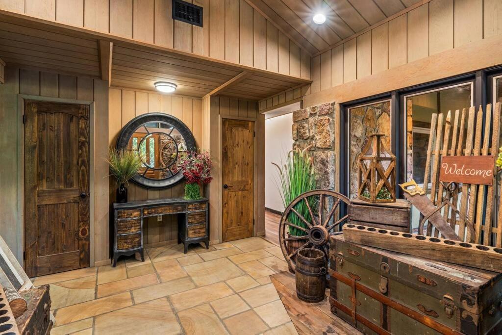 Bourbon Hollow Lodge With Hot Tub And Pool Plus Game Room Only 5 Min To Downtown 개틀린버그 외부 사진