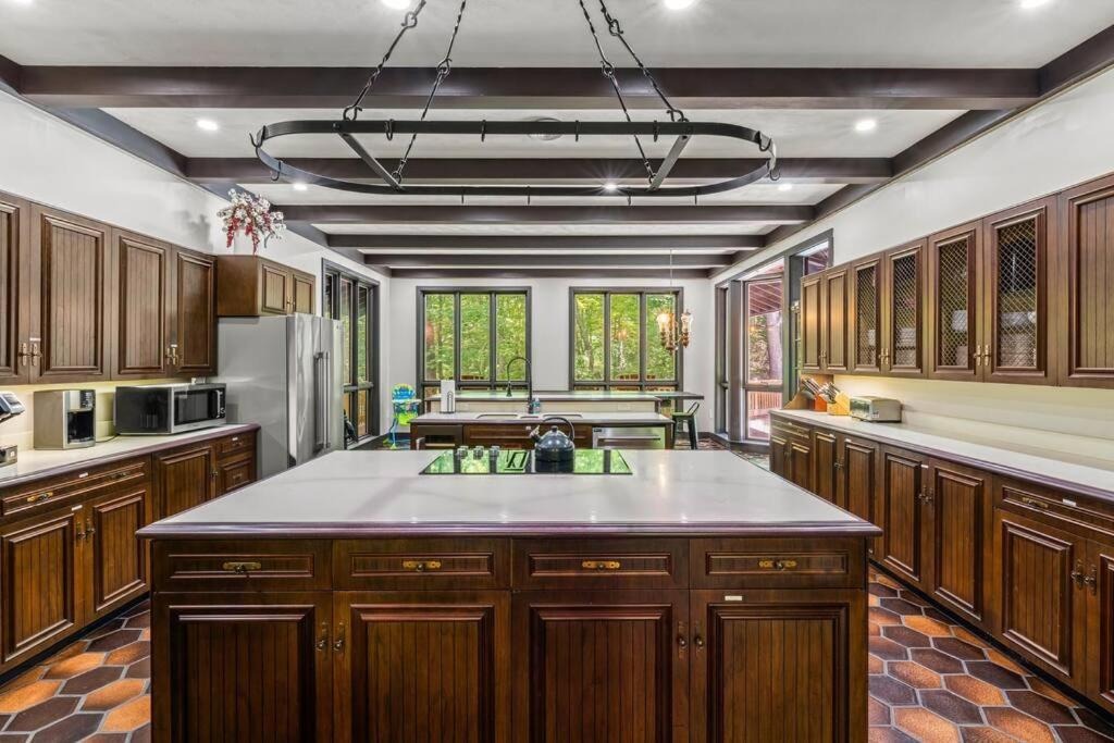 Bourbon Hollow Lodge With Hot Tub And Pool Plus Game Room Only 5 Min To Downtown 개틀린버그 외부 사진