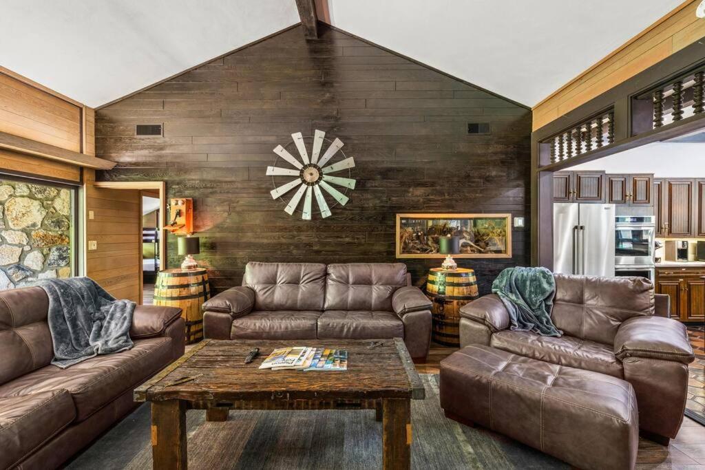 Bourbon Hollow Lodge With Hot Tub And Pool Plus Game Room Only 5 Min To Downtown 개틀린버그 외부 사진