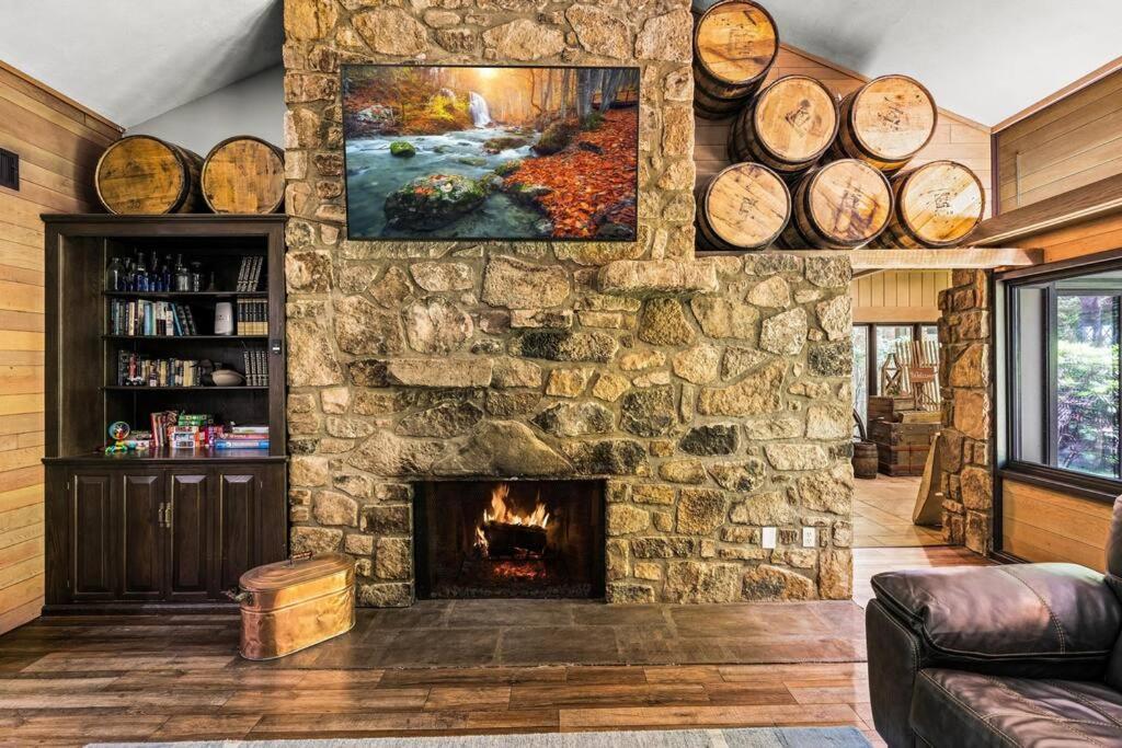 Bourbon Hollow Lodge With Hot Tub And Pool Plus Game Room Only 5 Min To Downtown 개틀린버그 외부 사진