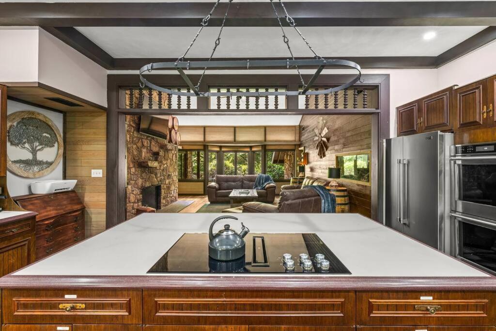 Bourbon Hollow Lodge With Hot Tub And Pool Plus Game Room Only 5 Min To Downtown 개틀린버그 외부 사진