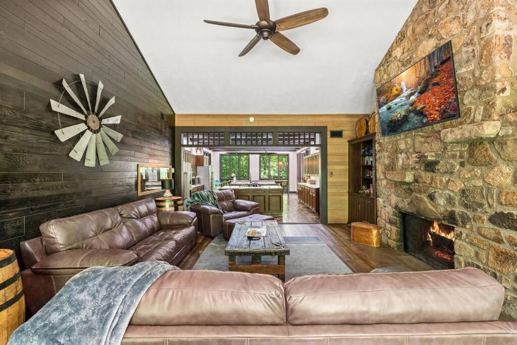 Bourbon Hollow Lodge With Hot Tub And Pool Plus Game Room Only 5 Min To Downtown 개틀린버그 외부 사진