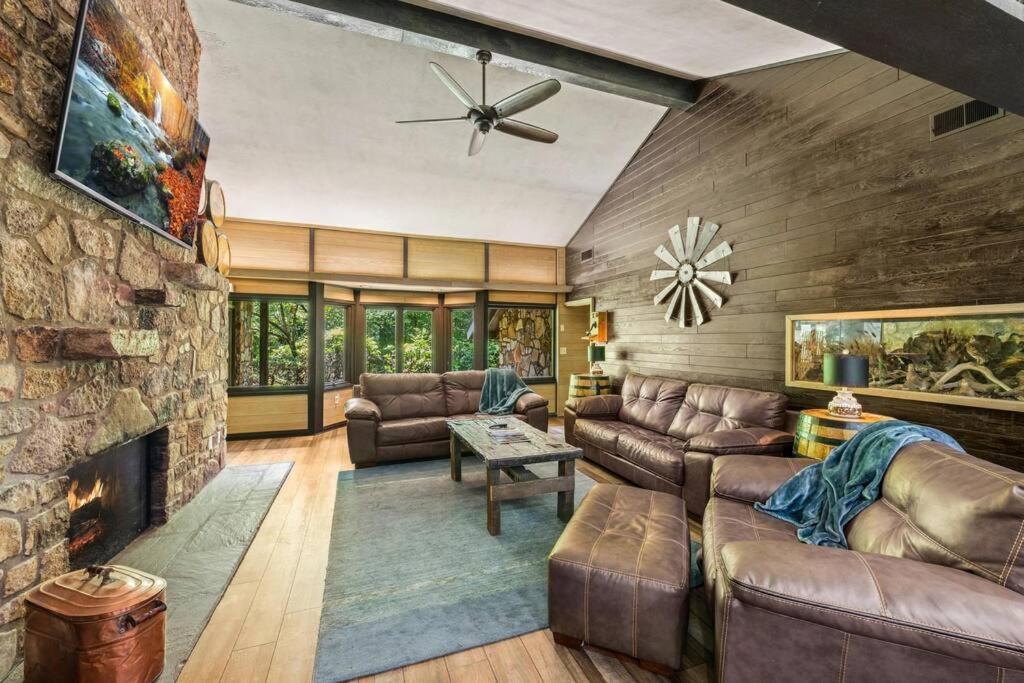 Bourbon Hollow Lodge With Hot Tub And Pool Plus Game Room Only 5 Min To Downtown 개틀린버그 외부 사진