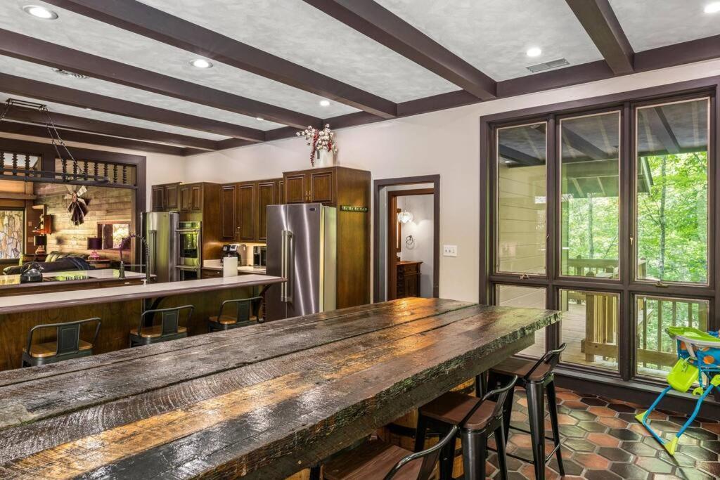 Bourbon Hollow Lodge With Hot Tub And Pool Plus Game Room Only 5 Min To Downtown 개틀린버그 외부 사진