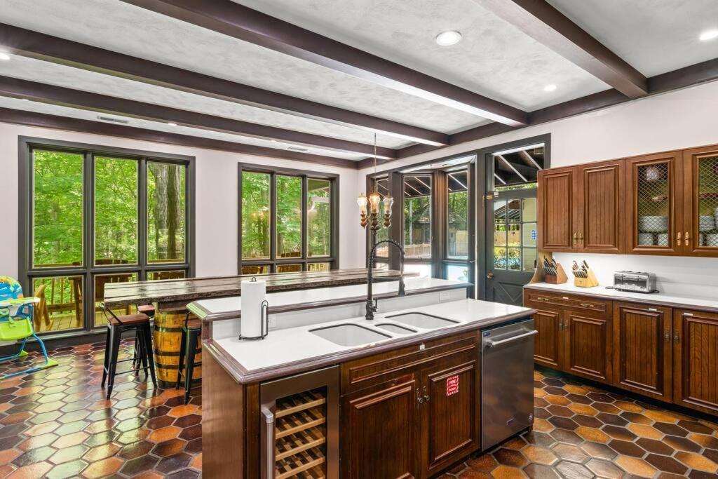 Bourbon Hollow Lodge With Hot Tub And Pool Plus Game Room Only 5 Min To Downtown 개틀린버그 외부 사진