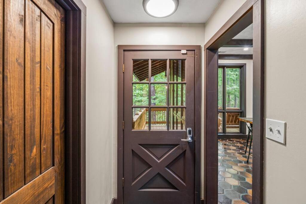Bourbon Hollow Lodge With Hot Tub And Pool Plus Game Room Only 5 Min To Downtown 개틀린버그 외부 사진
