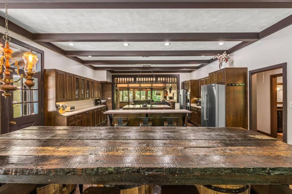 Bourbon Hollow Lodge With Hot Tub And Pool Plus Game Room Only 5 Min To Downtown 개틀린버그 외부 사진