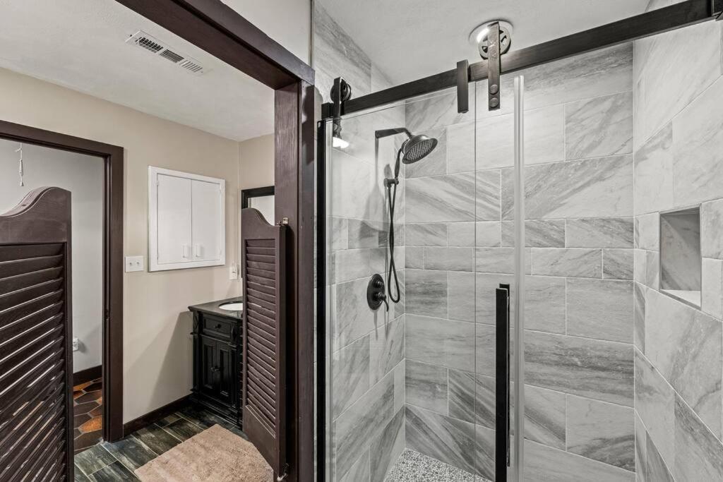 Bourbon Hollow Lodge With Hot Tub And Pool Plus Game Room Only 5 Min To Downtown 개틀린버그 외부 사진