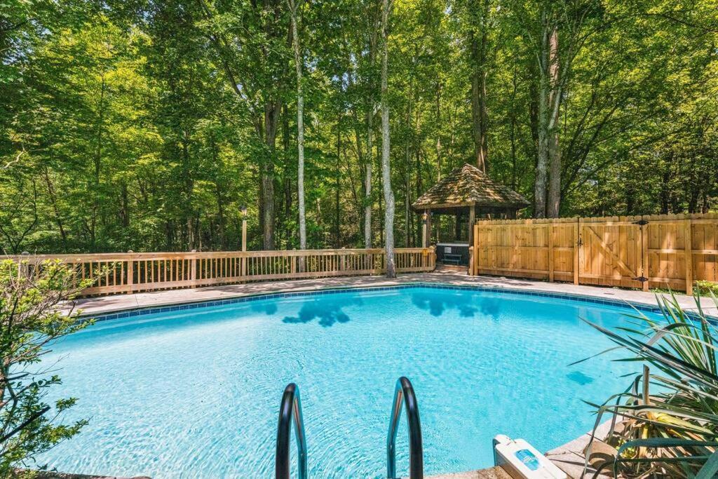 Bourbon Hollow Lodge With Hot Tub And Pool Plus Game Room Only 5 Min To Downtown 개틀린버그 외부 사진