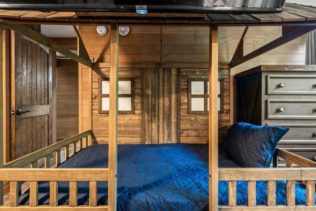 Bourbon Hollow Lodge With Hot Tub And Pool Plus Game Room Only 5 Min To Downtown 개틀린버그 외부 사진