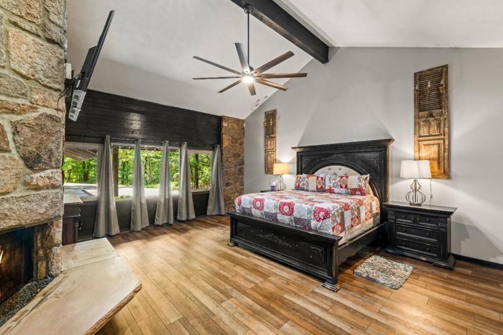 Bourbon Hollow Lodge With Hot Tub And Pool Plus Game Room Only 5 Min To Downtown 개틀린버그 외부 사진