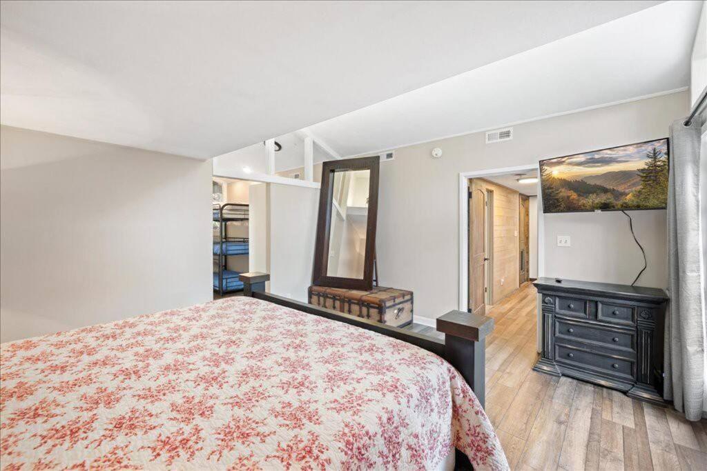Bourbon Hollow Lodge With Hot Tub And Pool Plus Game Room Only 5 Min To Downtown 개틀린버그 외부 사진