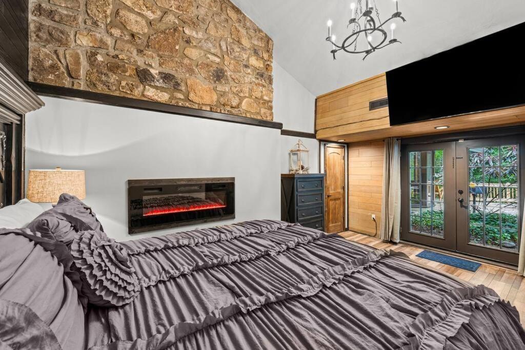 Bourbon Hollow Lodge With Hot Tub And Pool Plus Game Room Only 5 Min To Downtown 개틀린버그 외부 사진