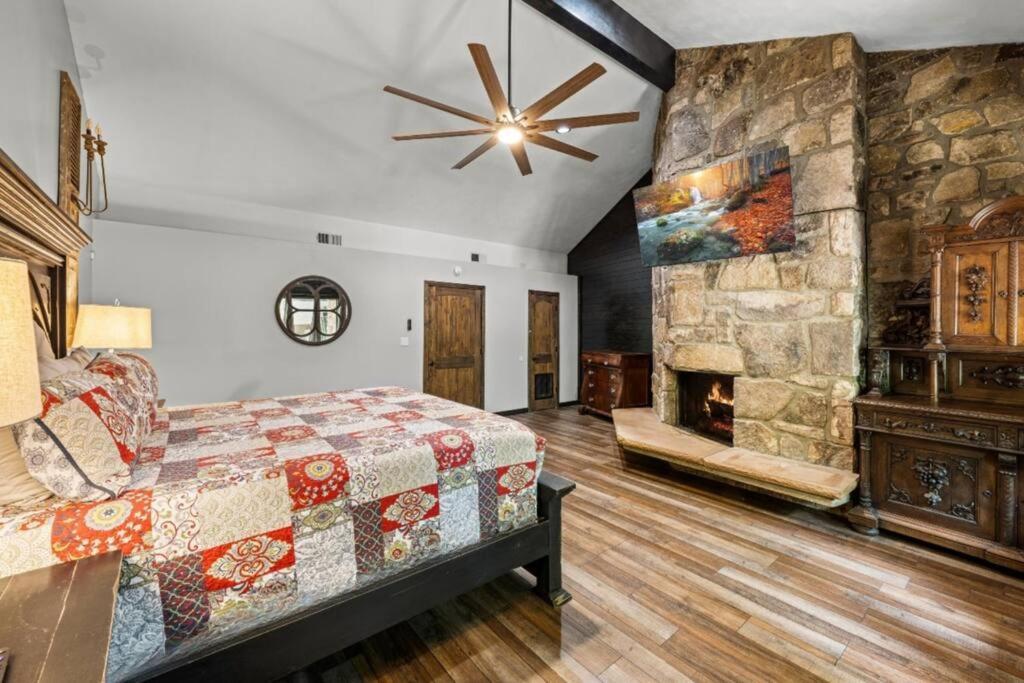 Bourbon Hollow Lodge With Hot Tub And Pool Plus Game Room Only 5 Min To Downtown 개틀린버그 외부 사진