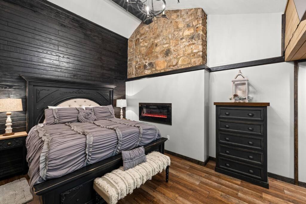 Bourbon Hollow Lodge With Hot Tub And Pool Plus Game Room Only 5 Min To Downtown 개틀린버그 외부 사진