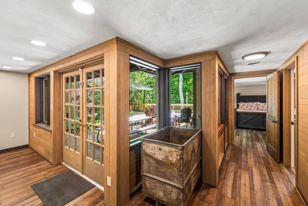 Bourbon Hollow Lodge With Hot Tub And Pool Plus Game Room Only 5 Min To Downtown 개틀린버그 외부 사진