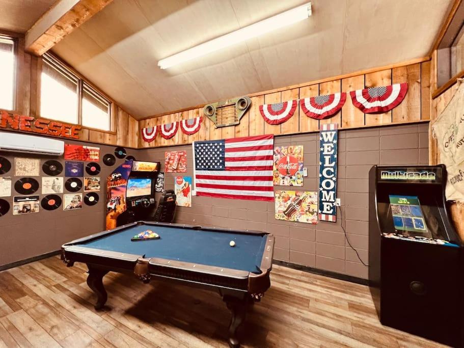 Bourbon Hollow Lodge With Hot Tub And Pool Plus Game Room Only 5 Min To Downtown 개틀린버그 외부 사진