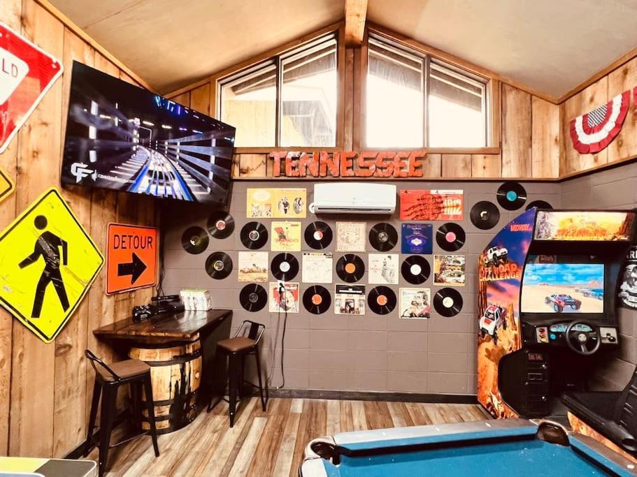 Bourbon Hollow Lodge With Hot Tub And Pool Plus Game Room Only 5 Min To Downtown 개틀린버그 외부 사진