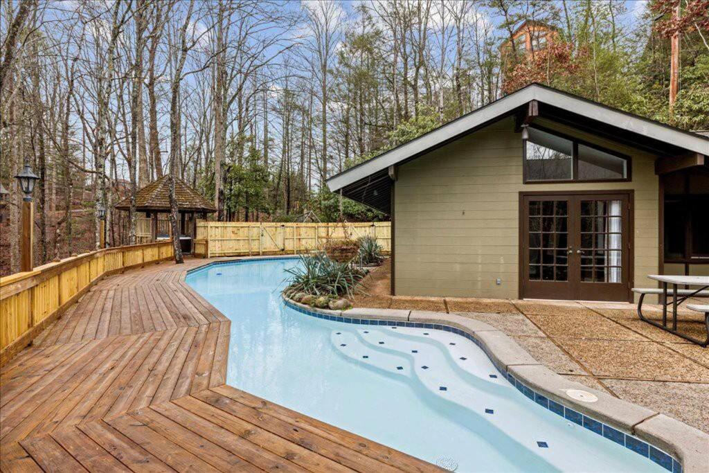 Bourbon Hollow Lodge With Hot Tub And Pool Plus Game Room Only 5 Min To Downtown 개틀린버그 외부 사진