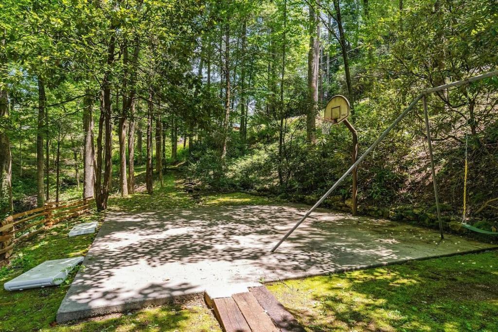 Bourbon Hollow Lodge With Hot Tub And Pool Plus Game Room Only 5 Min To Downtown 개틀린버그 외부 사진