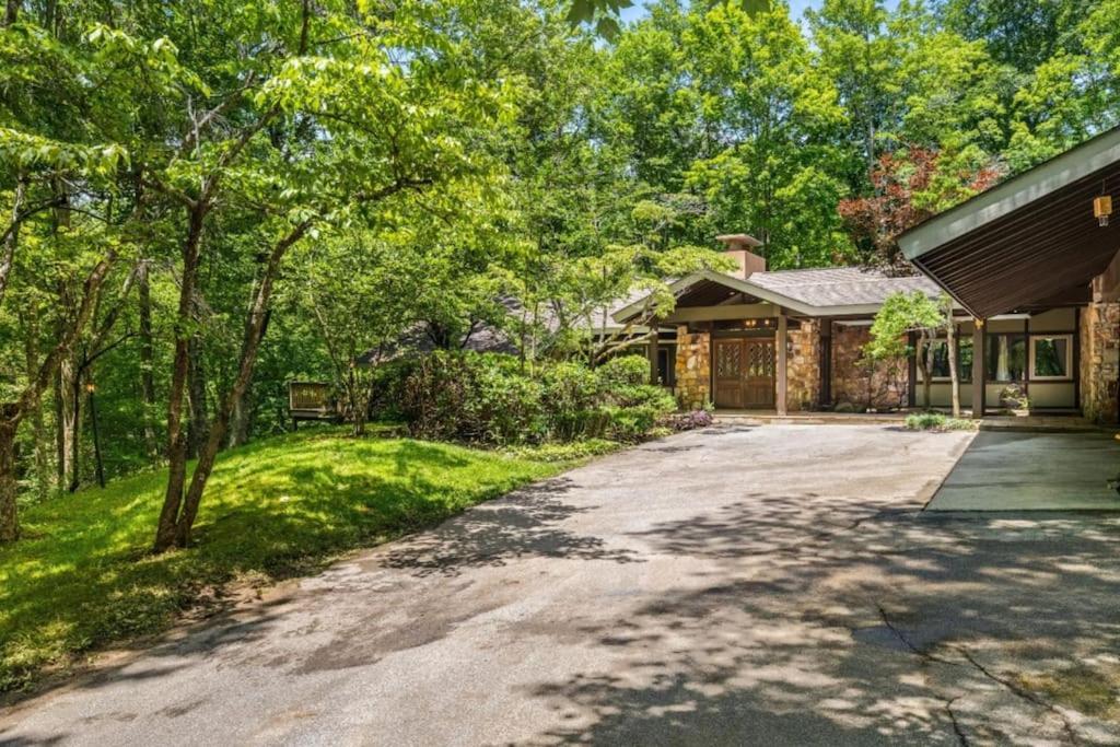 Bourbon Hollow Lodge With Hot Tub And Pool Plus Game Room Only 5 Min To Downtown 개틀린버그 외부 사진