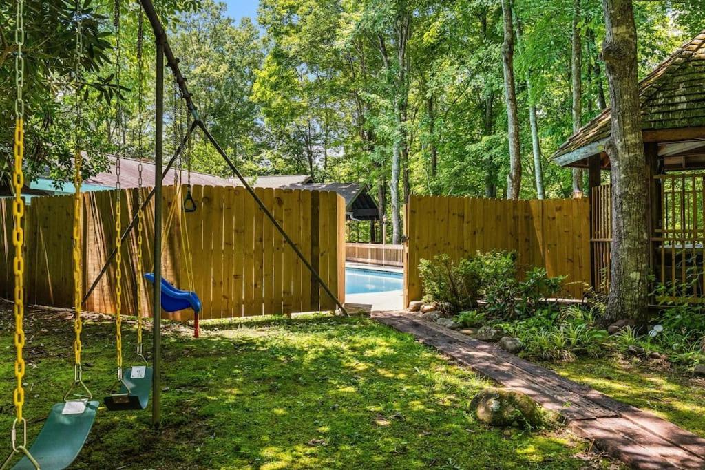 Bourbon Hollow Lodge With Hot Tub And Pool Plus Game Room Only 5 Min To Downtown 개틀린버그 외부 사진