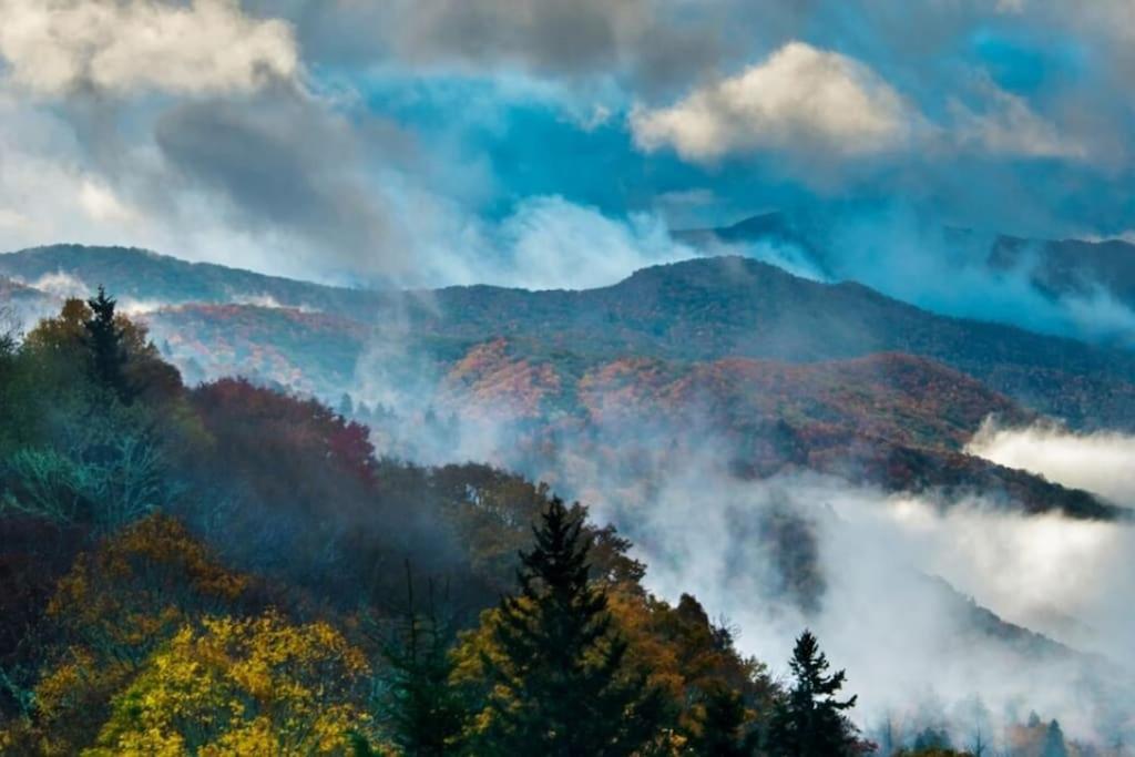 Bourbon Hollow Lodge With Hot Tub And Pool Plus Game Room Only 5 Min To Downtown 개틀린버그 외부 사진