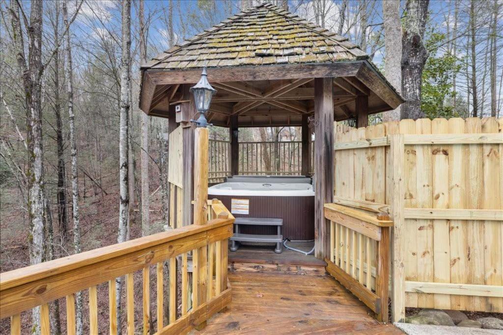 Bourbon Hollow Lodge With Hot Tub And Pool Plus Game Room Only 5 Min To Downtown 개틀린버그 외부 사진