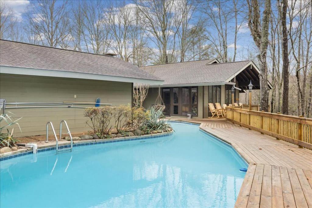 Bourbon Hollow Lodge With Hot Tub And Pool Plus Game Room Only 5 Min To Downtown 개틀린버그 외부 사진