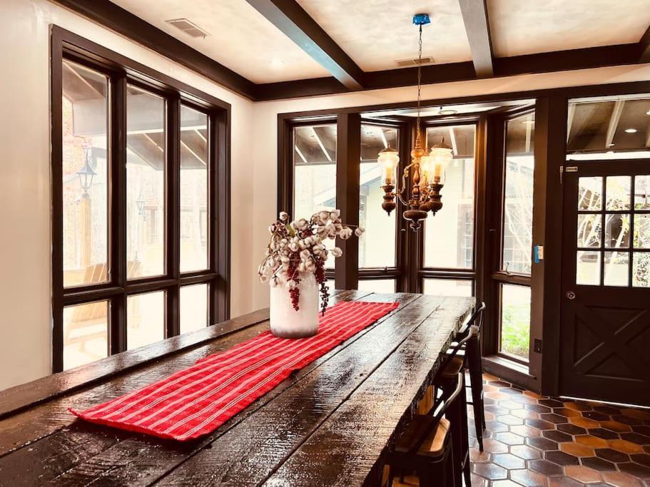 Bourbon Hollow Lodge With Hot Tub And Pool Plus Game Room Only 5 Min To Downtown 개틀린버그 외부 사진