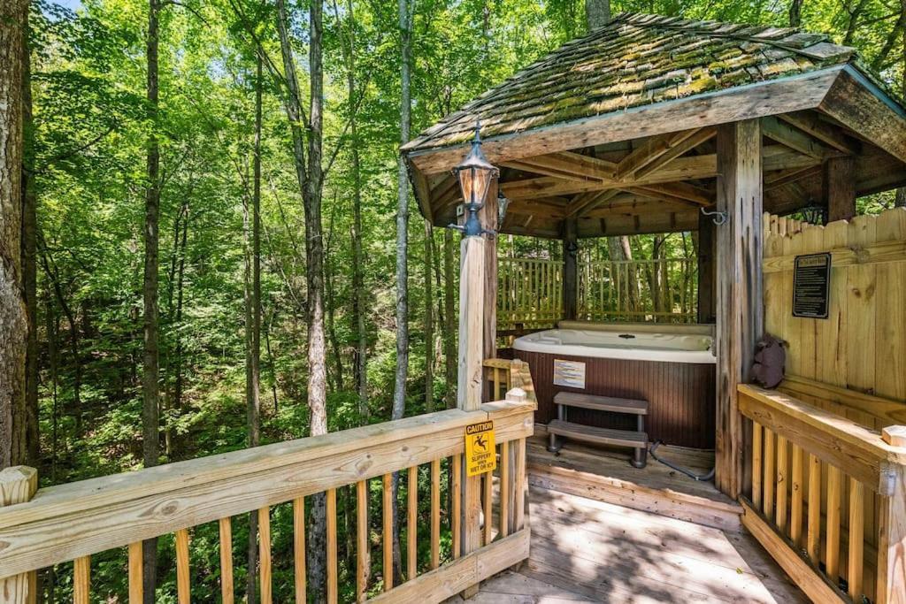 Bourbon Hollow Lodge With Hot Tub And Pool Plus Game Room Only 5 Min To Downtown 개틀린버그 외부 사진