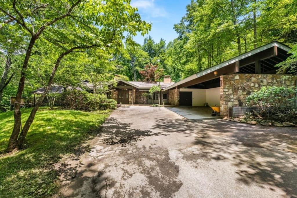 Bourbon Hollow Lodge With Hot Tub And Pool Plus Game Room Only 5 Min To Downtown 개틀린버그 외부 사진